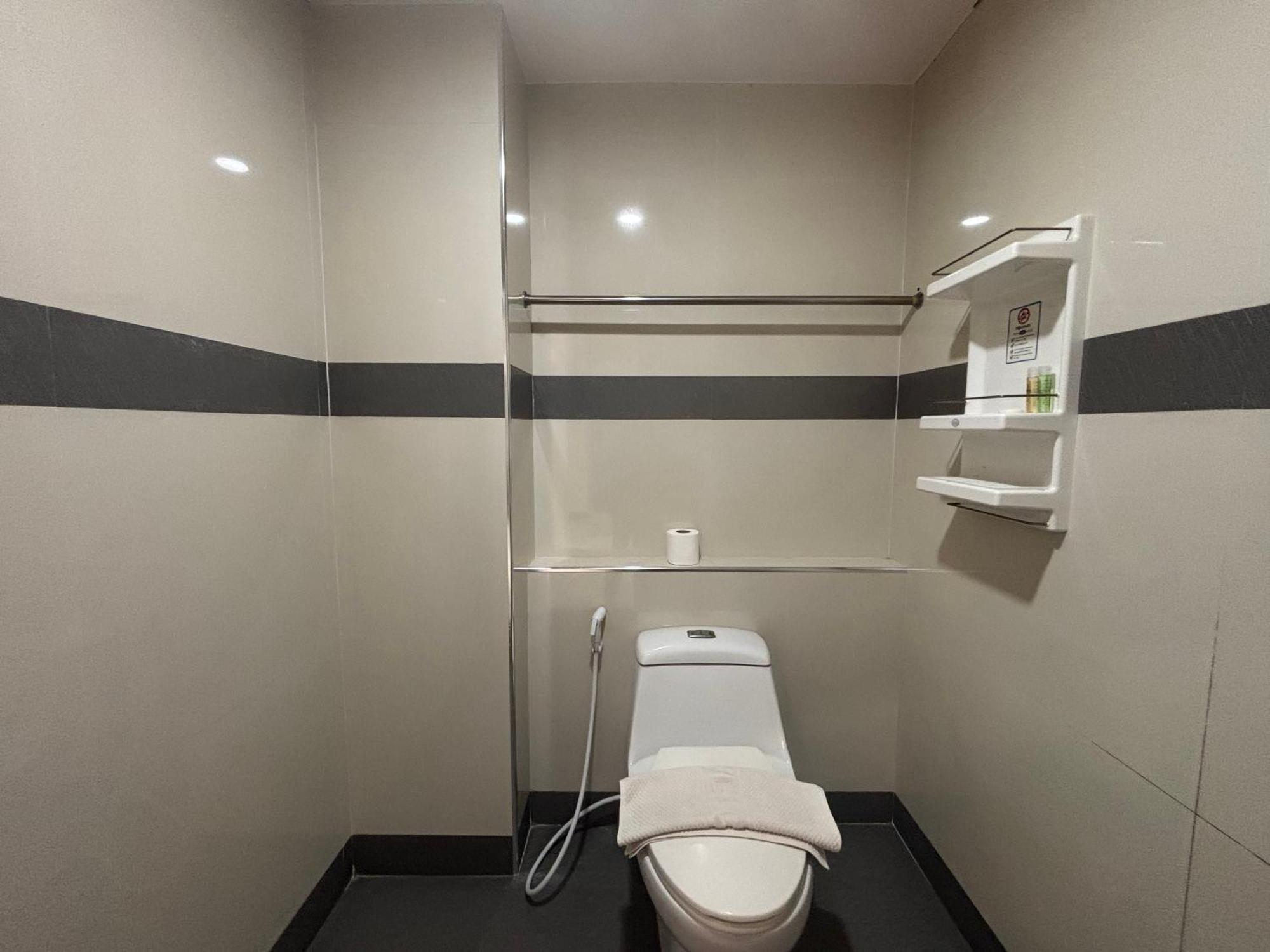 Ree- Riverside,rama 3 Khách sạn 2*